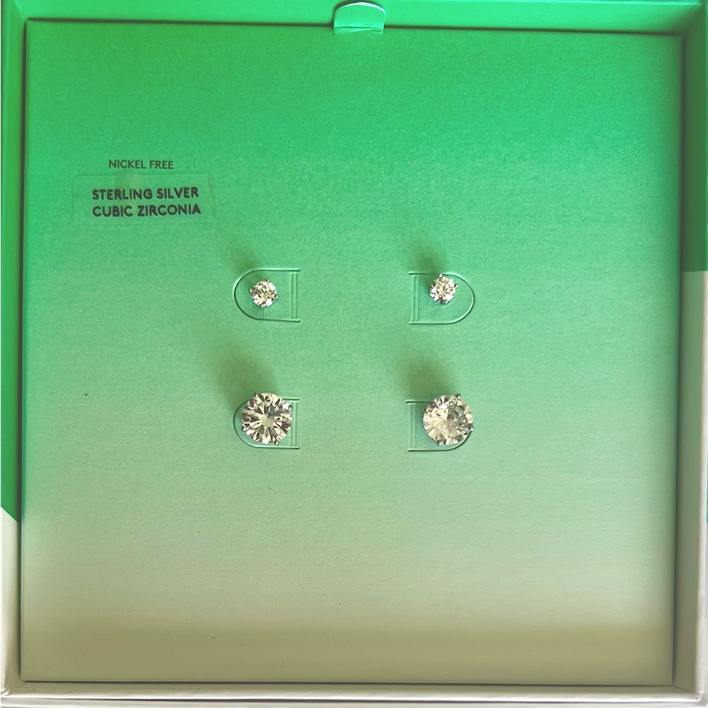 ❌️SOLD❌️ Silver Crystal Stud Earrings Set Floral Design